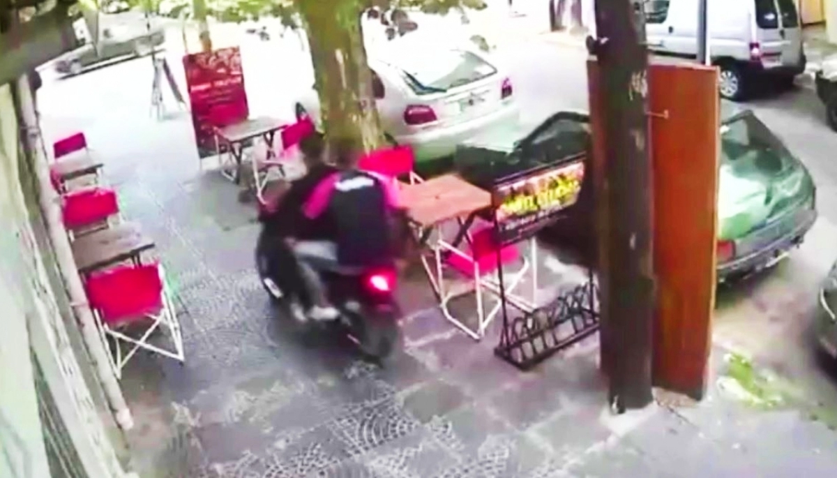 Buscan a una pareja de delincuentes que roban motos estacionadas en la zona sur del Conurbano