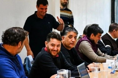 Estatales ignoran las advertencias y presionan a Kicillof para reabrir paritarias