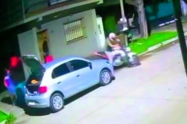 Saltaron una reja y violentaron rejas, desvalijaron la vivienda y sacaron una moto por el living