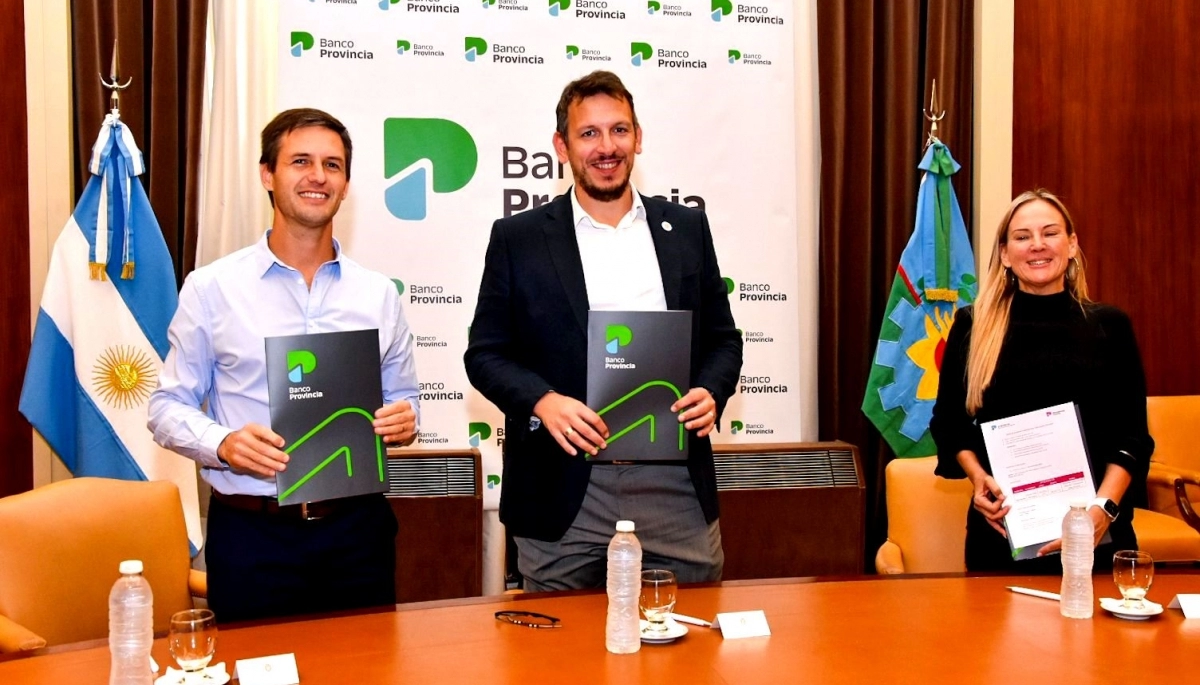 San Vicente: Mantegazza firmó un acuerdo para la adquisición de una pala cargadora y luminarias Led