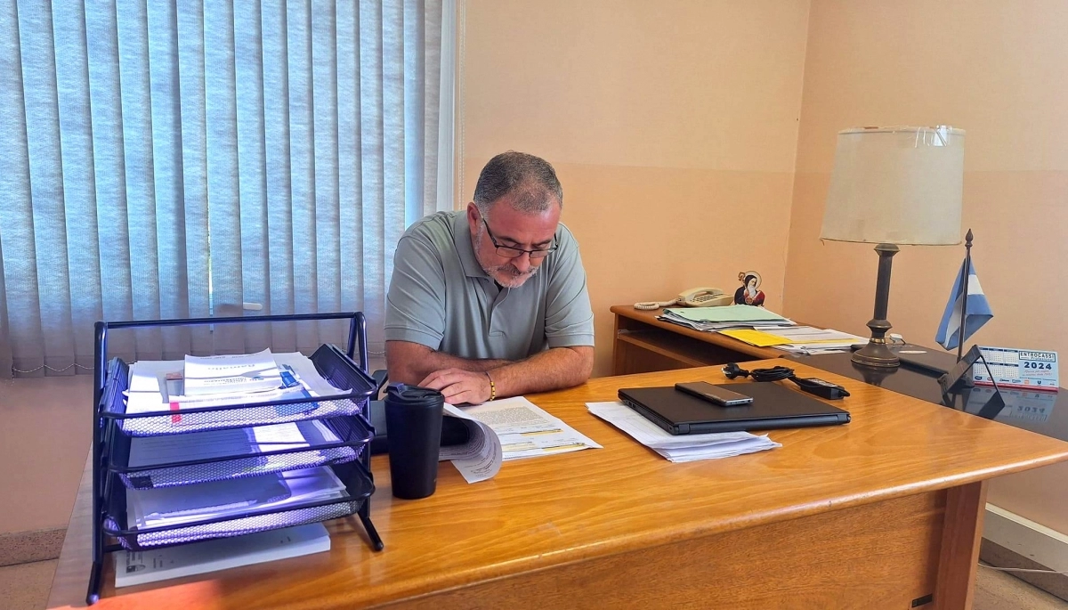 Alcalde bonaerense cumplió con lo prometido e instaló su oficina en un hospital municipal