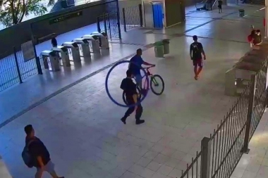 Robó una bicicleta en el furgón aunque solo la pudo usar hasta los molinetes