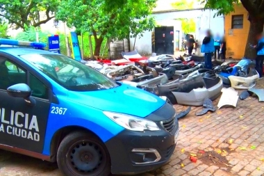 Dejaron autos mal estacionados, les inspeccionaron el taller y encontraron autopartes en infracción