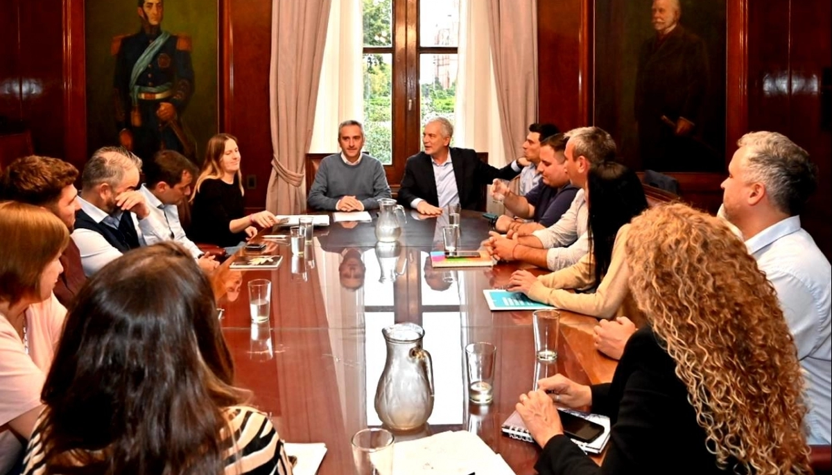 Alak y Larroque trabajan para articular políticas sociales y planificar la reconversión de la venta en la vía pública