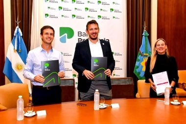 San Vicente: Mantegazza firmó un acuerdo para la adquisición de una pala cargadora y luminarias Led