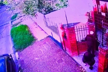 Salvajes libres en Morón: para robar un auto, golpearon y arrojaron al suelo a un hombre de 90 años