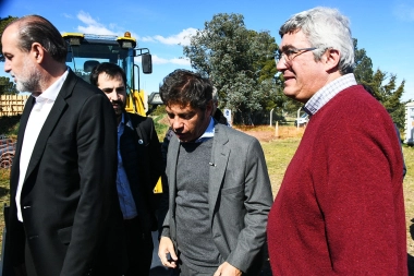 Junto a Susbielles, Kicillof entregó maquinaria para mejorar los caminos de Bahía Blanca