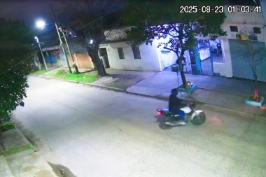 Impunidad o estupidez: intentaron robar una moto dentro de un garaje pero hicieron todo para ser detectados