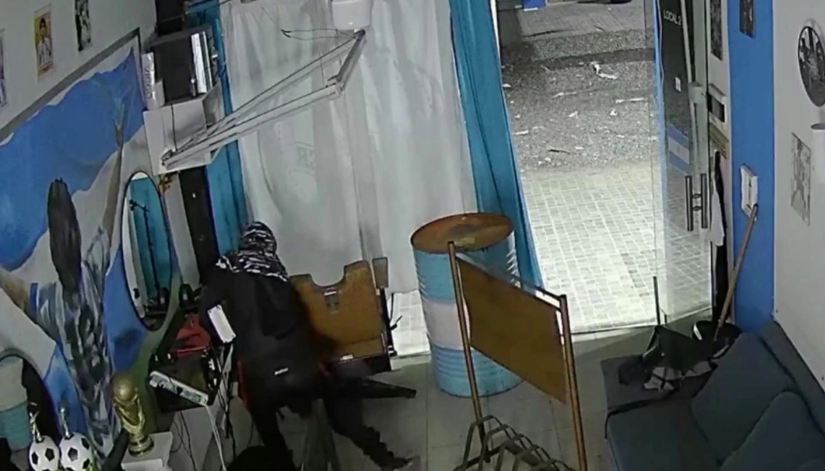 Les hicieron pelo y barba: desvalijaron dos peluquerías en el Conurbano bonaerense