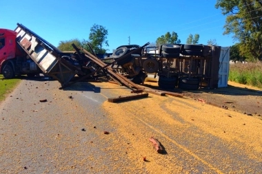 Un camión derribó un puente de hierro con el volquete y no hubo víctimas por un milagro