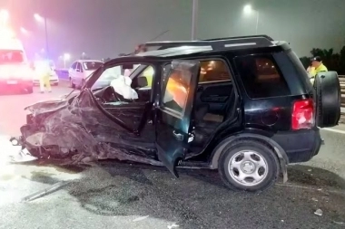 Conductora alcoholizada subió a la autopista en contramano y chocó de frente con camioneta policial
