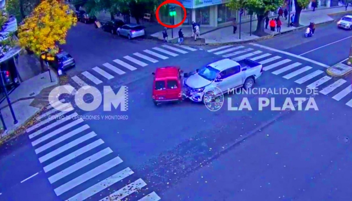 Qué pasa en La Plata: conductor de una 4 x 4 cruzó con luz roja y chocó un utilitario que giró 180°