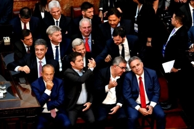Kicillof afianza su relación con otro gobernador PRO: entregará ambulancias en Chubut