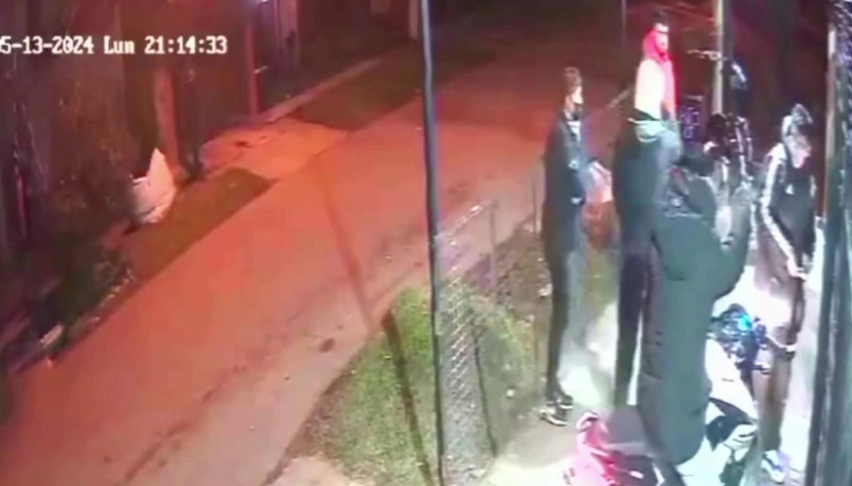 Motochorros asaltaron a clientes de un kiosco y se llevaron una moto a pesar de un raro incidente