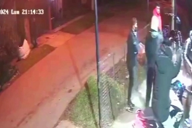 Motochorros asaltaron a clientes de un kiosco y se llevaron una moto a pesar de un raro incidente