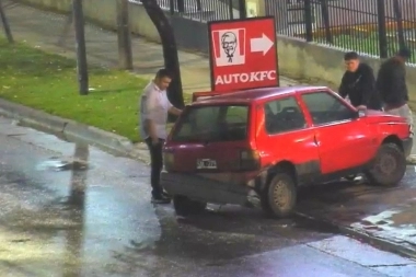 Borracho perdió el control del auto, mordió el cordón del boulevard y quedó colgado de la puerta