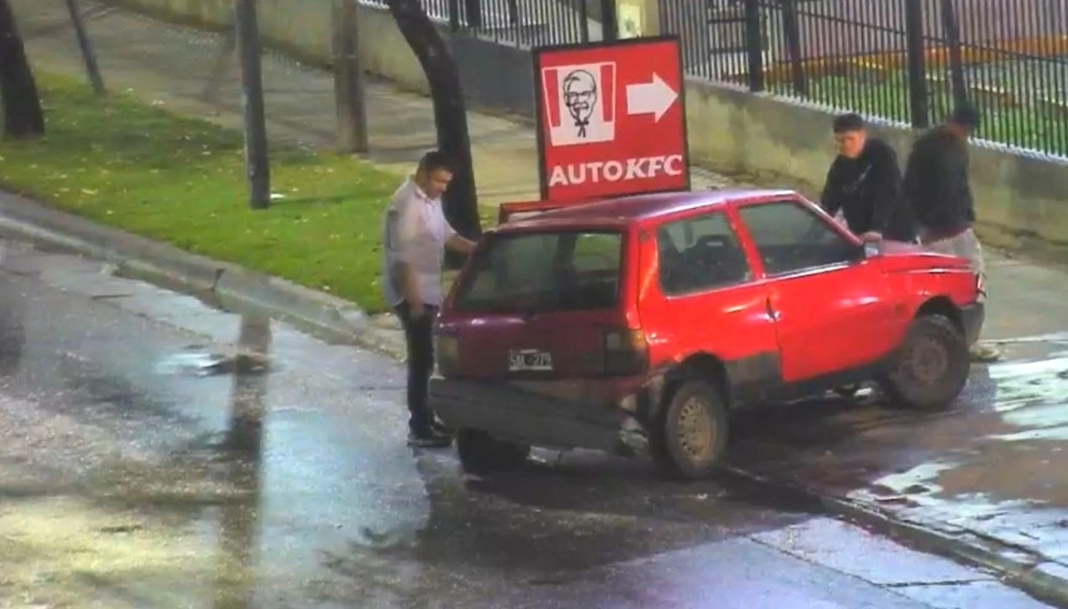 Borracho perdió el control del auto, mordió el cordón del boulevard y quedó colgado de la puerta