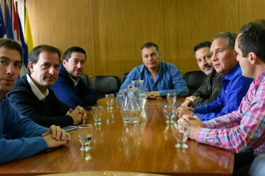 Intendentes de la Primera se reunieron para respaldar a Festa en pedido de más fondos a Vidal