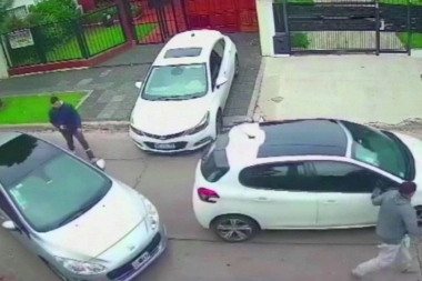 Muñeca de oro: con increíble maniobra esquivó el auto de los cacos y al que le "culateaba" la ventanilla
