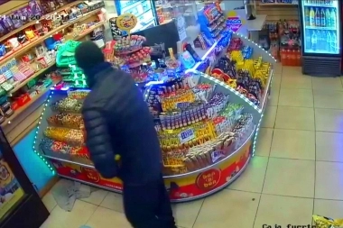 Encapuchado y armado asaltó un kiosco céntrico, se llevó la recaudación y costosos chocolates