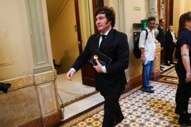 Milei se acerca a su tropa leal en la Provincia y amenaza robarle casilleros al PRO en la Legislatura