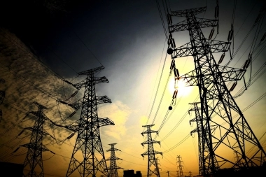 Las distribuidoras eléctricas se quedan con el 65% de lo que pagan los usuarios