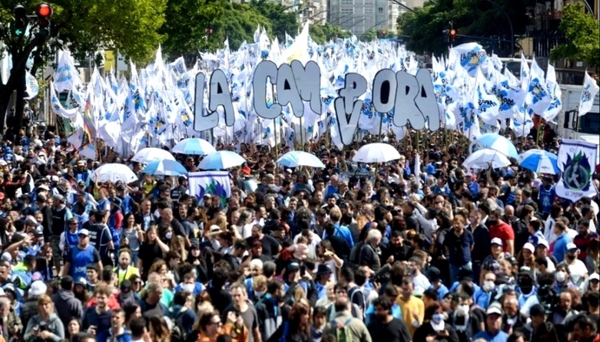 Un sector de La Cámpora sacó los trapitos al sol, bancó a Kicillof y pidió acabar con la especulación