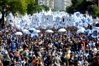 Un sector de La Cámpora sacó los trapitos al sol, bancó a Kicillof y pidió acabar con la especulación