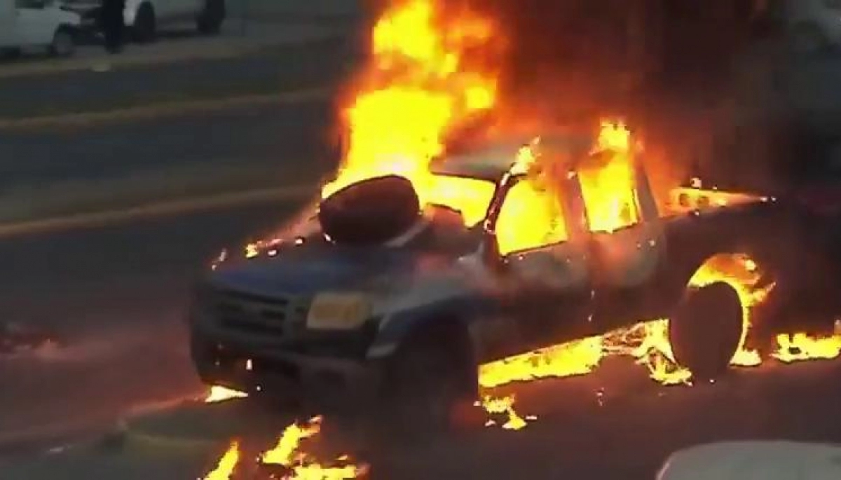 Tres de Febrero azotado por la inseguridad: asesinato de un delivery provocó que compañeros incendien un patrullero