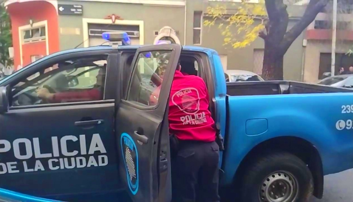 Sujetos con antecedentes les robaron a una mujer en la casa y los detuvieron cuando huían en colectivo