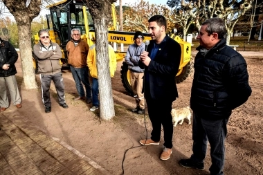 El intendente Egüen presentó una motoniveladora nueva para la localidad de Valdés