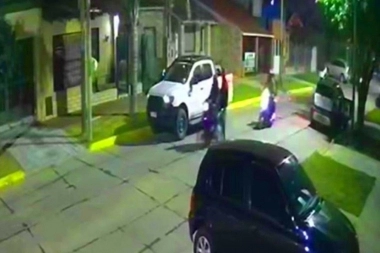 Robo de camioneta: seis motochorros asaltaron a una pareja y una bebé quedó en medio del ataque