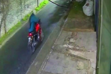 No hay reja que se le resista: en la madrugada y con llamativa habilidad, roban motos del interior de las viviendas