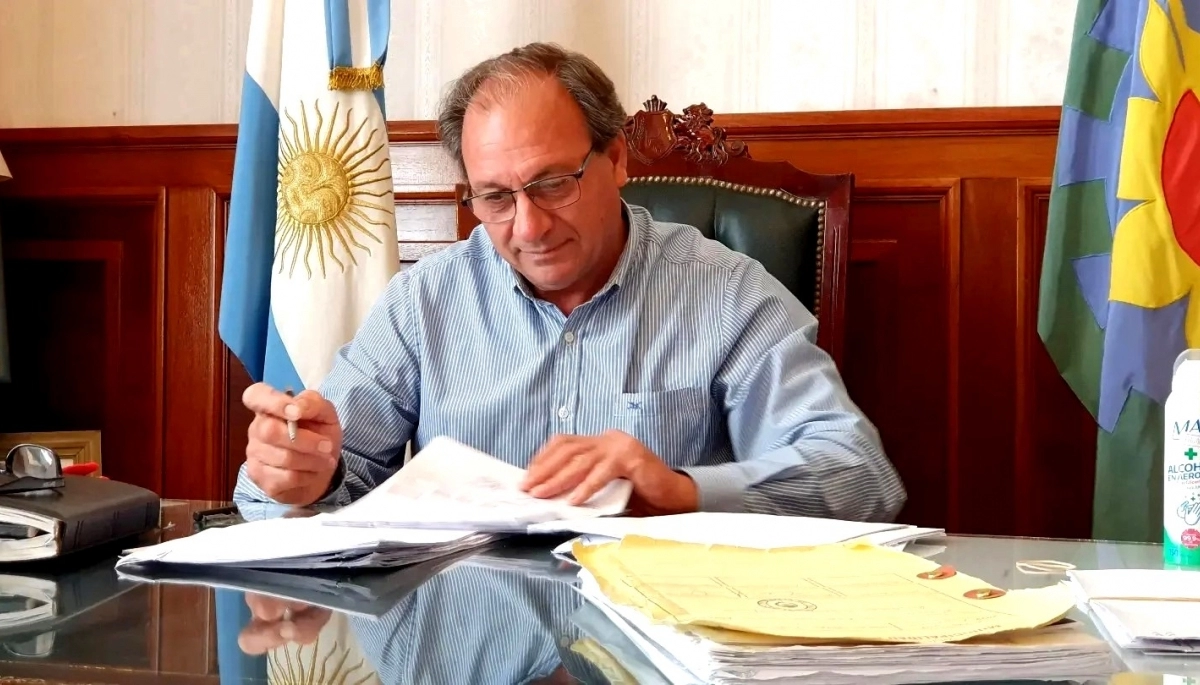 Escrachado por la oposición, alcalde bonaerense se arrepintió de aumentarse su sueldo en un 50%