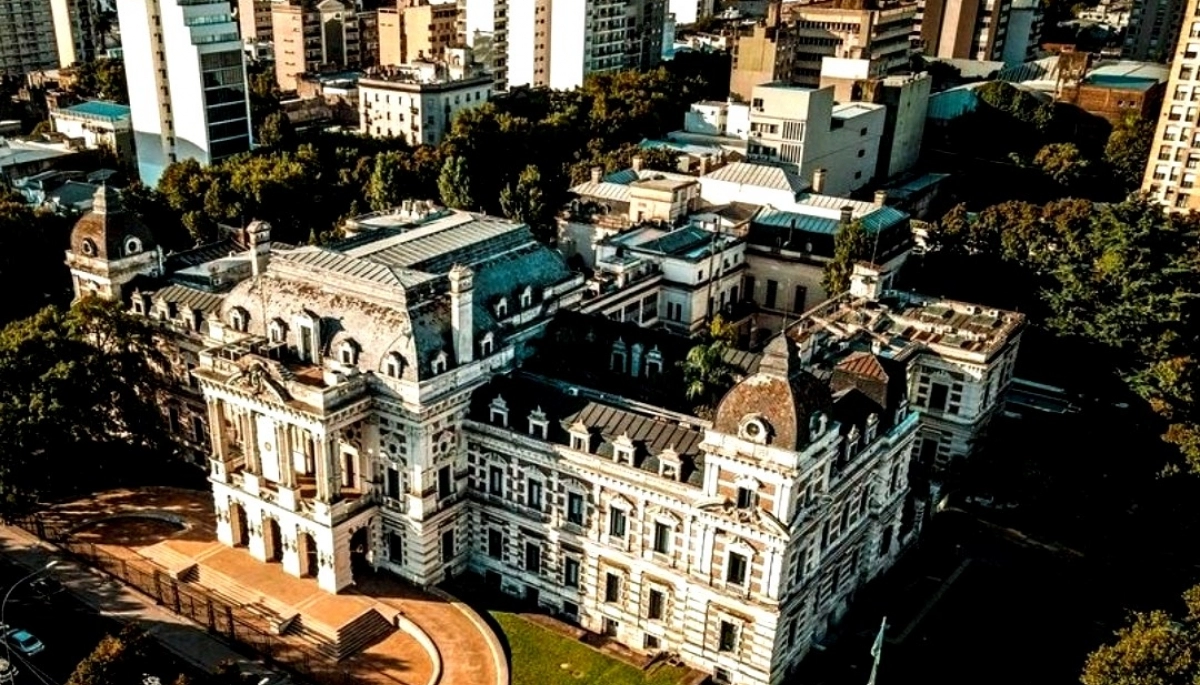 Con el ajuste de Milei al acecho, el Gobierno bonaerense enfrenta millonarios pagos de deudas