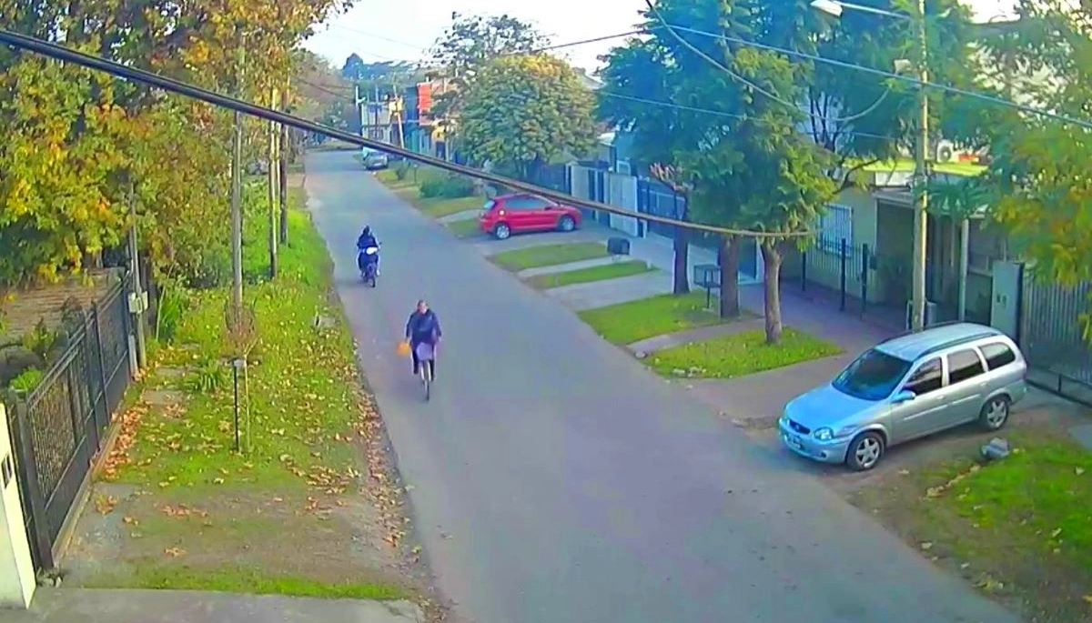 Moto rateros asaltaron a una mujer que regresaba con la hija desde el jardín de infantes
