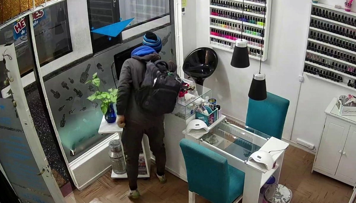 "La ocasión hace al ladrón": un descuidista atacó un centro de estética y se llevó la recaudación