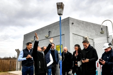 Kicillof inauguró un gasoducto en Bolívar y apuntó a Milei por impulsar ideas “terraplanistas”