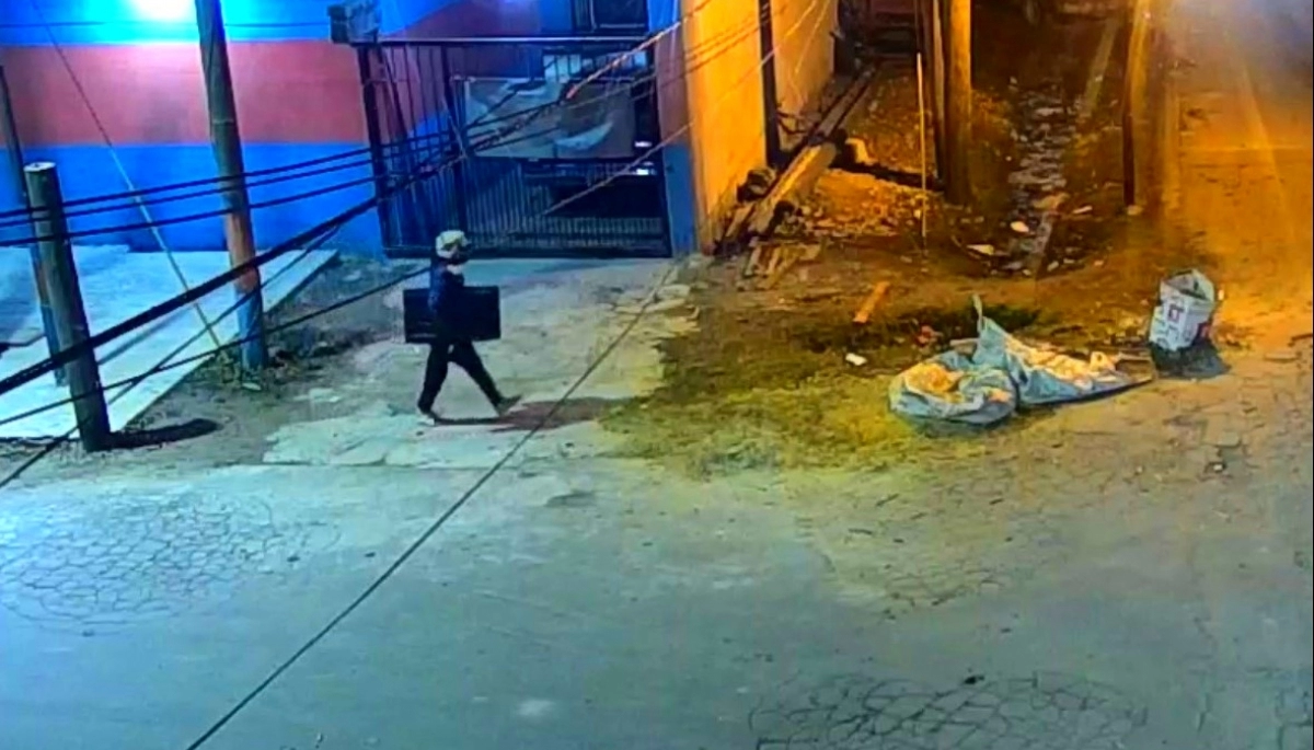 Las cámaras de vigilancia grabaron a un hombre que huyó con un TV y lo descartó para no ser detenido