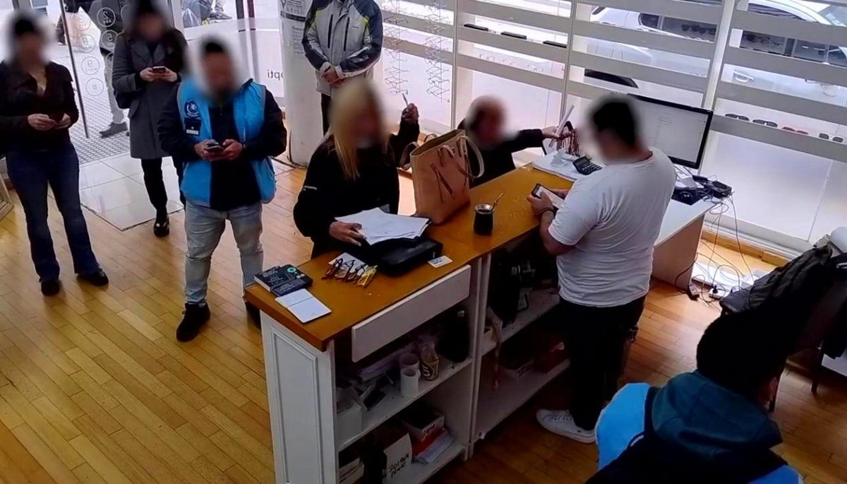 Allanaron y clausuraron una óptica que comercializaba artículos falsificados y peligrosos en la Ciudad