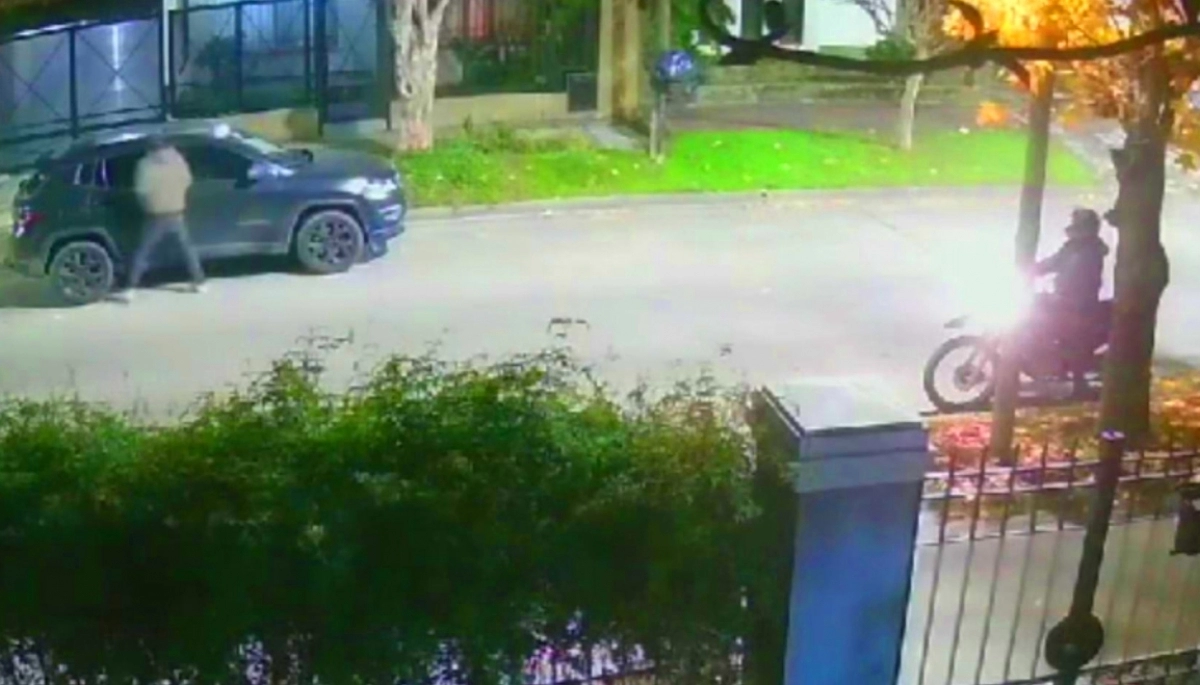 Conurbano bonaerense: en la noche encapuchados vandalizan y roban pertenencias de autos estacionados