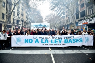 Previo a su viaje a Roma: Kicillof bancó la movilización de su tropa contra la Ley Bases