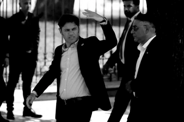 Con el papa Francisco como estrella, Kicillof inicia una estrategia para opacar a Milei en Europa