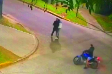 Motochorros asaltaron a un joven y le sacaron hasta las zapatillas