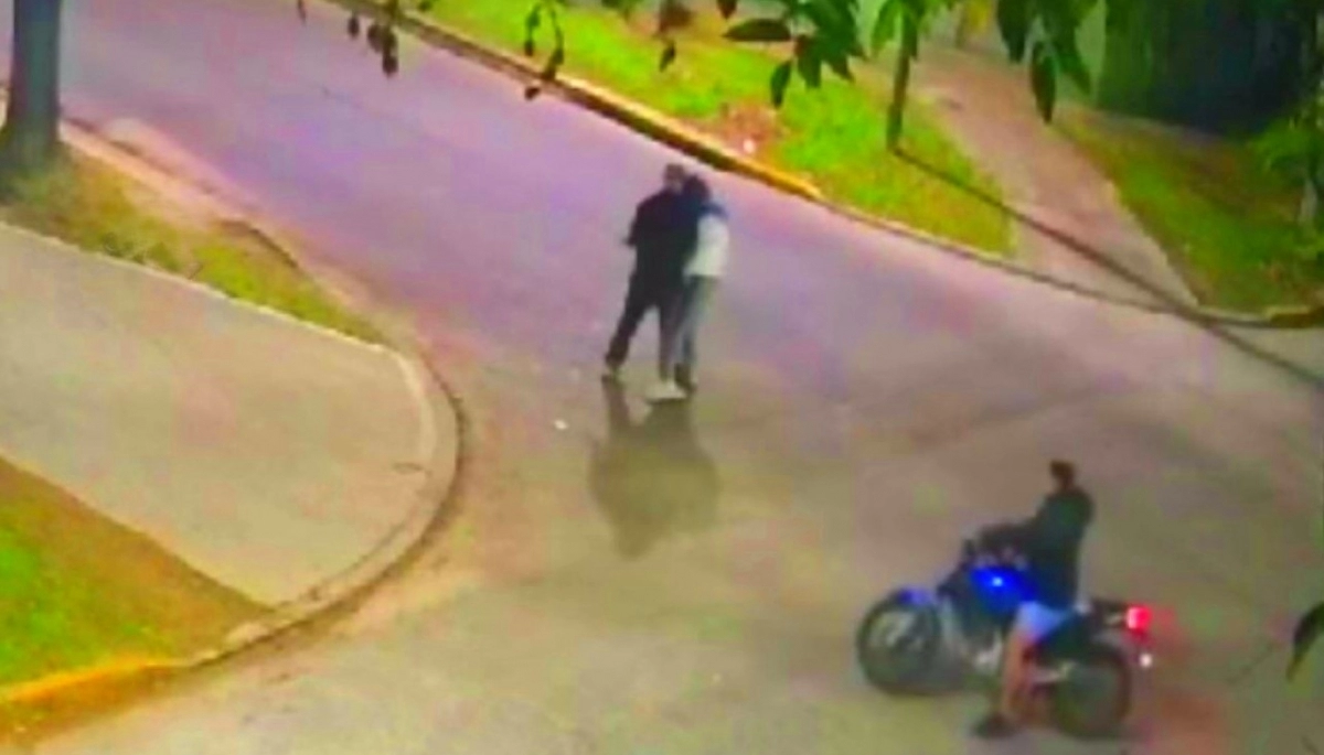 Motochorros asaltaron a un joven y le sacaron hasta las zapatillas