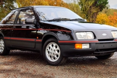 Amante de los autos clásicos deportivos, robó una XR 4 estacionada en la vereda