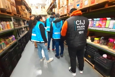 Contrabando nocivo: la Aduana y la Policía de la Ciudad secuestraron miles de termos y mates de acero