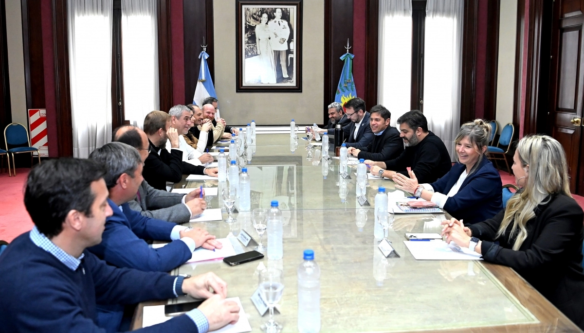 “Es mentira que no hay plata” dijo Kicillof al firmar Provincia Leasing junto a 10 intendentes