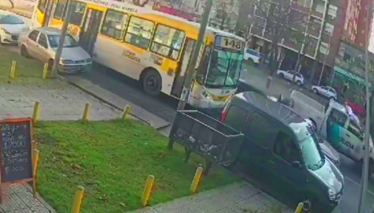 Tremendo choque en Avellaneda: un auto particular se metió debajo de un móvil policial