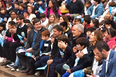 Kicillof y Alak juntos en la jura a la Bandera de estudiantes de primaria en la República de los Niños